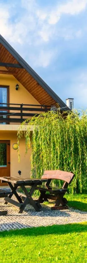 Całoroczne Domki w Bieszczadach "The Willows"，位于Łączki的酒店