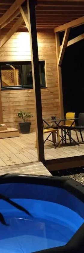 dans un esprit cabane tout confort, intimité et nature，位于Saint Alban Auriolles的酒店