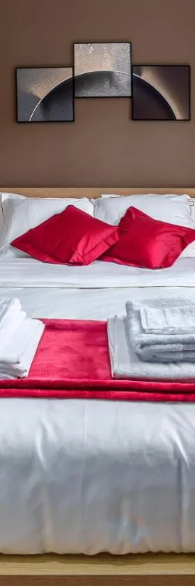 SUITE ET CHAMBRES COSY CHEZ A&M -ELEGANT HOME, CALME, CAMPAGNE, PARKING gratuit，位于埃彭纳的酒店