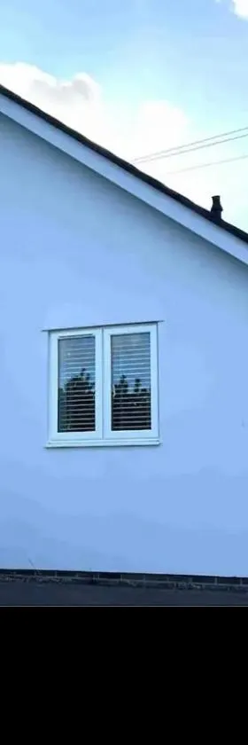 White 3 bed bungalow with en-suite and parking，位于温福德的酒店