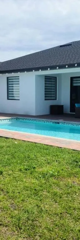 Casa Sevilla, heated pool, sleeps 9, 4B3B，位于珊瑚角的酒店