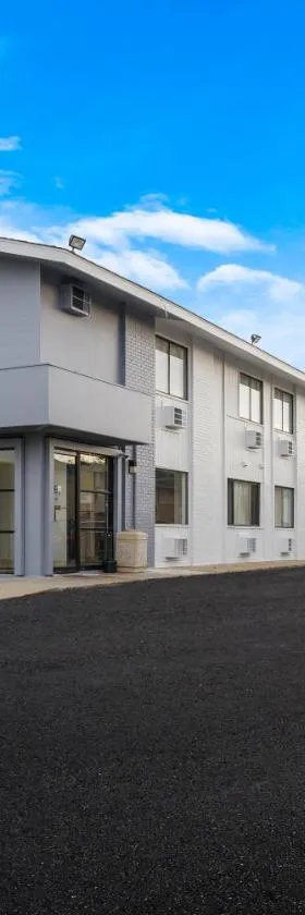 大急流城东机场骑士汽车旅馆，位于East Grand Rapids的酒店