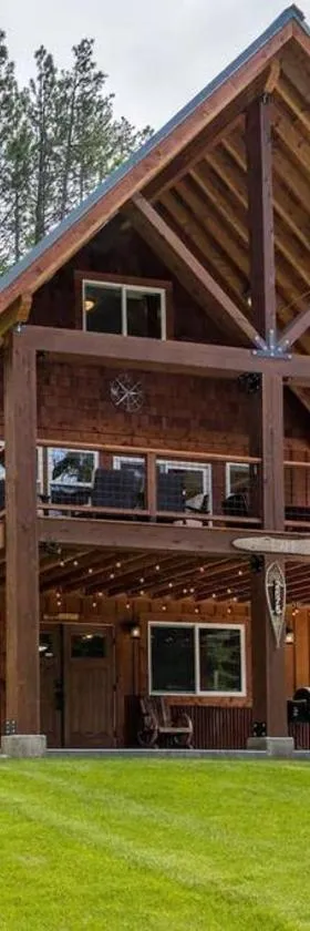 River's Bend Lodge - Hot Tub, Fire Pit, Games & Ski，位于莱文沃思的酒店
