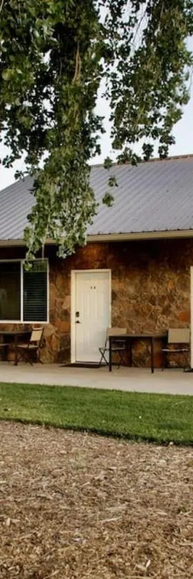 Bunkhouse 5A Under Cottonwood Trees，位于拉沃肯的酒店