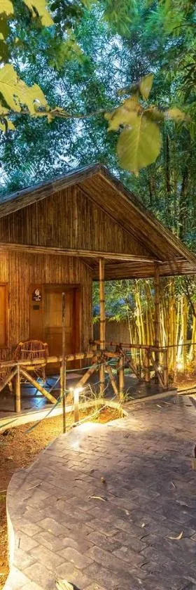 StayVista's Timber Cottage - Cozy Cottages with Indoor Games，位于Wādhiware的酒店