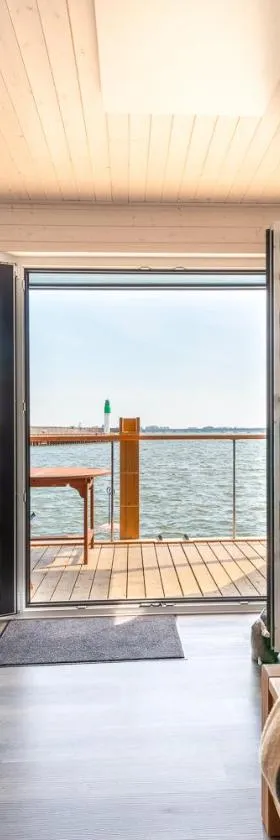 Hausboot Harmonie，位于施特拉尔松德的酒店