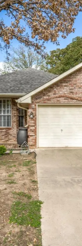 Spacious Brick House 3BR 2BA A+，位于丹顿的酒店