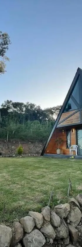 Chalé com VISTA para o vale e Churrasqueira- a 6km do Centro，位于Ibicaré的酒店