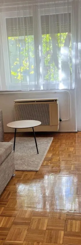 Karman Apartman - 2 bedroom entire flat in the center，位于亚斯贝雷尼的酒店