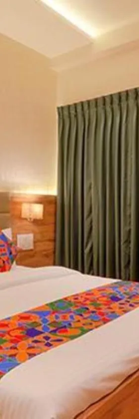 FabHotel Pratham Inn，位于Chinhat的酒店