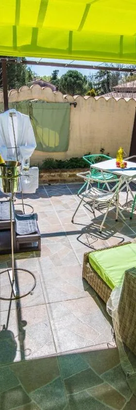 Gîte avec jacuzzi privatif dans un mas provençal，位于Les Fumades-Les Bains的酒店