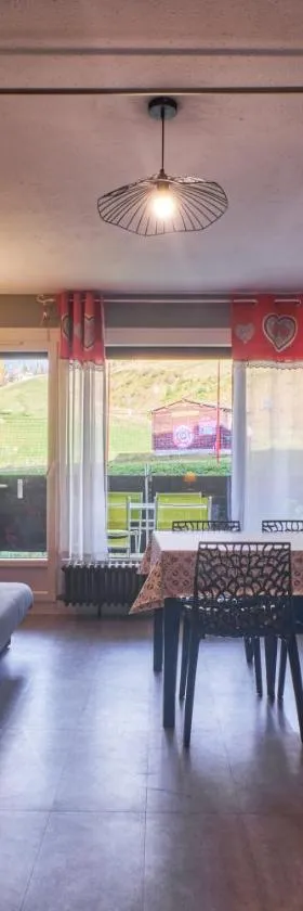 Studio Au Pieds Pistes Ski Collet，位于阿勒瓦尔的酒店