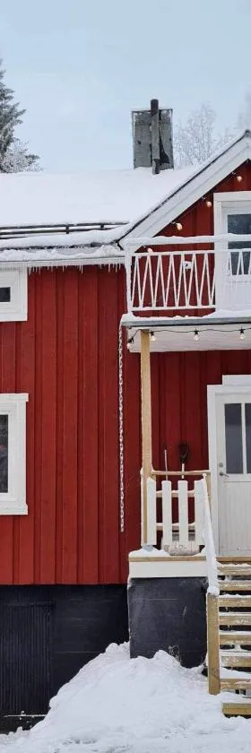 Liebevoll renoviertes Ferienhaus im schwedischen Lappland Västerbotten，位于Björksele的酒店