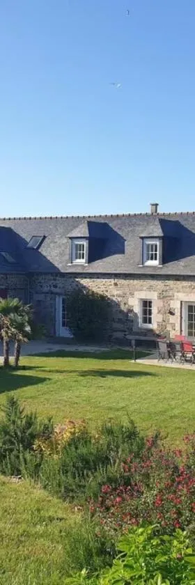 Le clos du Verdelet vue mer piscine，位于普朗奎恩诺沃尔的酒店
