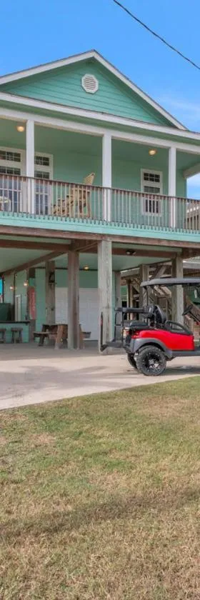 Steps to beach Golf Cart About Time Beach Retreat，位于Bolivar Peninsula的酒店