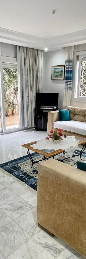 Étage de Villa avec jardin, près de l'aireport et parking privé，位于艾尔亚奈的酒店