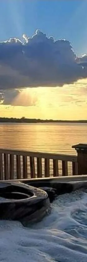 Lake Front Lake House Paradise!，位于Pittsburg的酒店
