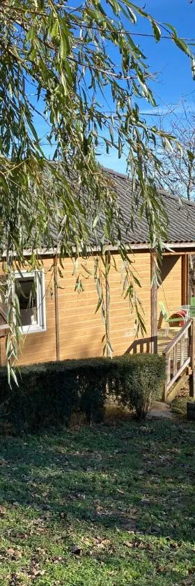 Charmant logement à la campagne, au calme，位于Manhac的酒店