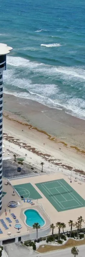On the Beach-2/Br 2/Bath, 26th floor! Spectacular views of Ocean & River，位于德通纳海滩海岸的酒店