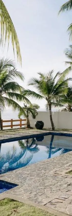 Reef Side Exclusive Beachfront House in Cebu，位于Catmon的酒店