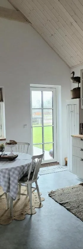 Mysigt hus i liten by nära havet，位于斯塔德的酒店