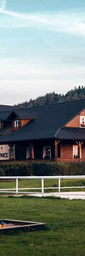 Penzion Pivnice - Jítravský Dvorec，位于Rynoltice的酒店