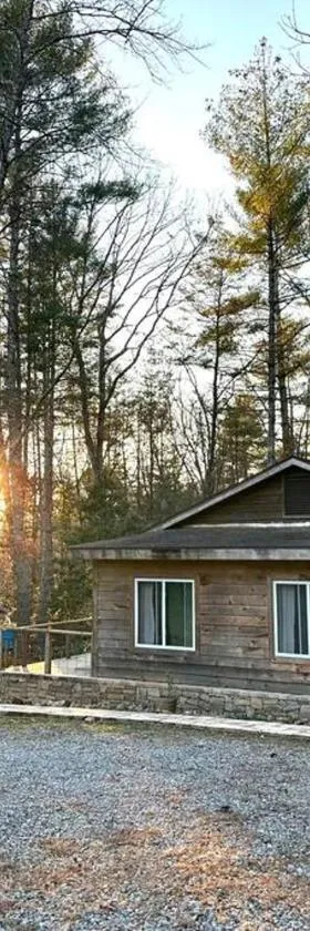 Beautiful & peaceful cabin w/ deck garden & fire-pit，位于墨菲的酒店
