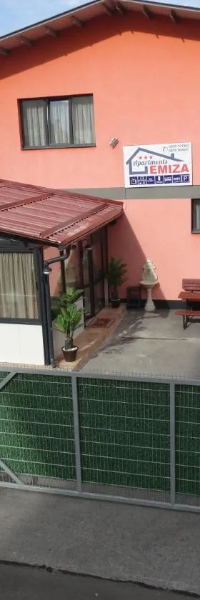 Apartments EMIZA，位于萨莫科夫的酒店