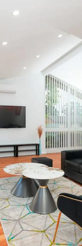 Modern Cozy Retreat-4Bedroom, Full Kitchen, Coffee Machine, Cot, Pets allowed-Fully Fenced,FreeWifi, Netflix, 2TV，位于Campbelltown的酒店