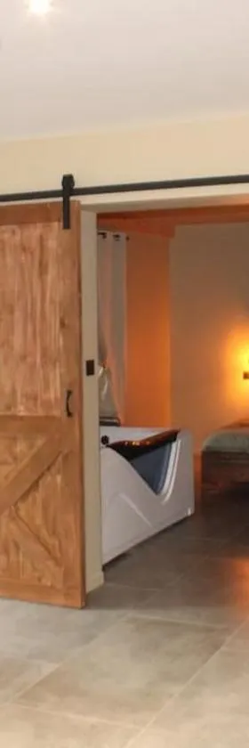 Superbe appartement avec jacuzzi et jardin privé，位于Marlhes的酒店