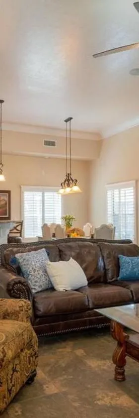 4 bedroom gorgeous home Eastside El Paso，位于埃尔帕索的酒店