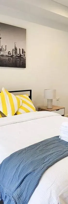 Modern Elegance: 2 Bedroom Oasis w/ Free Parking，位于Epping的酒店