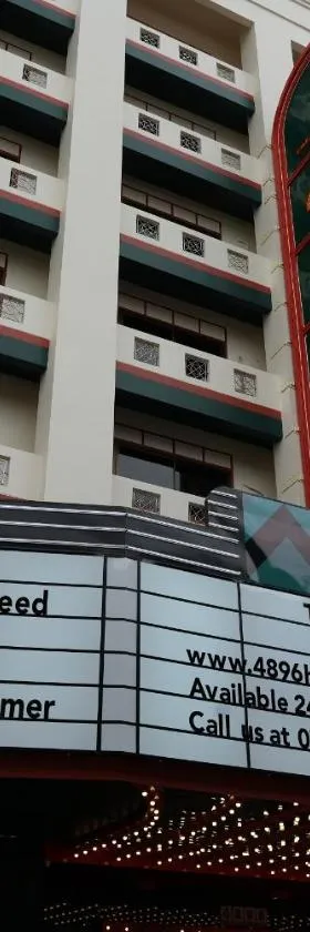 NW 4896 Theater Hotel，位于Ban Khlong Phruan的酒店