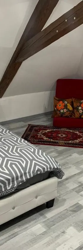 Chambre rustique avec double lit et sa salle de bain privée，位于Urbès的酒店
