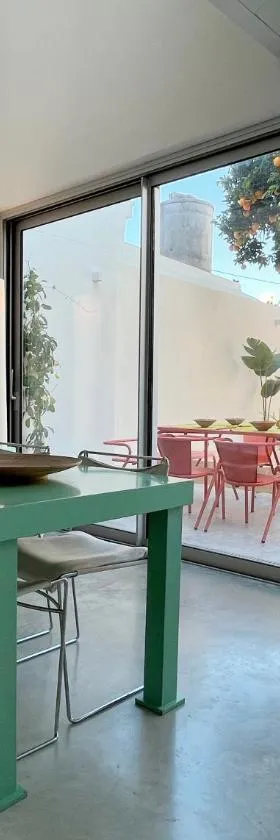 Design & art, patio with orange tree, near Seville，位于Carrión de los Céspedes的酒店