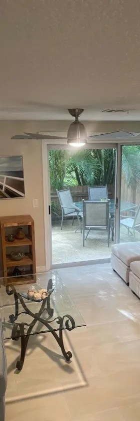 Coastal Townhome in Jupiter 1 mile to beach!，位于朱庇特的酒店