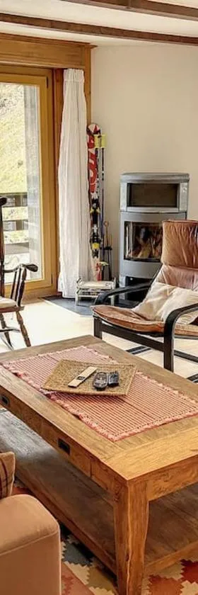 Tzoumaz Mountain Retreat，位于拉茨欧马兹的酒店