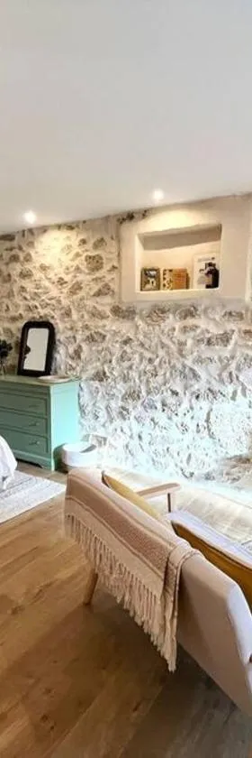 La Merlère : Gîte de charme & Jacuzzi，位于朗贡的酒店