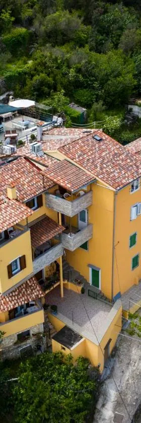 APARTMANI I SOBA ROBERTO I MIRJANA，位于瓦伦的酒店