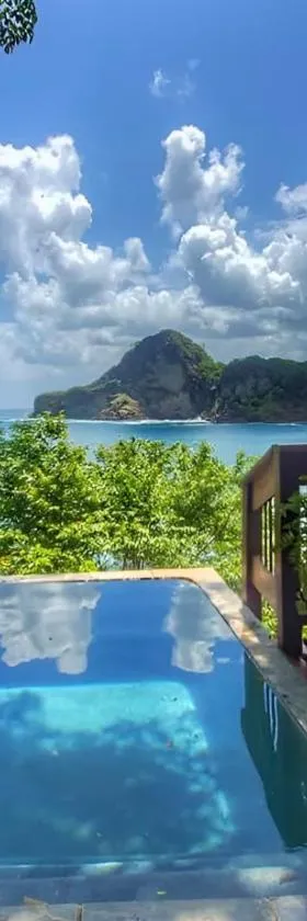 Aqua Oceanfront Hotel Resort，位于El Gigante的酒店
