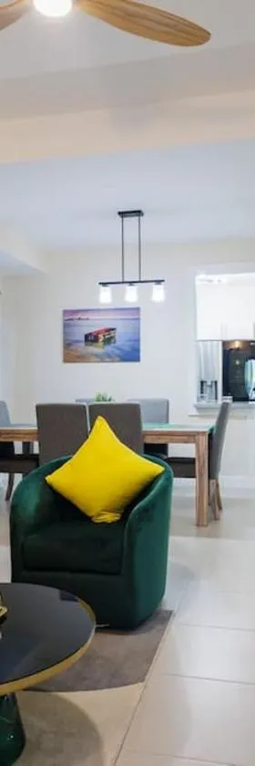 Welcome to our Ocean View Villa!，位于卢西的酒店