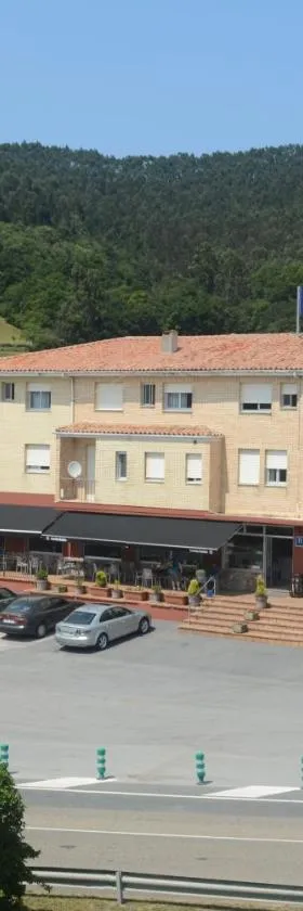 巴伐利亚旅馆，位于Pesués的酒店