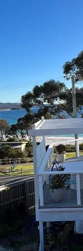PIPI SHACK - iconic waterfront shack Binalong Bay，位于比那隆湾的酒店