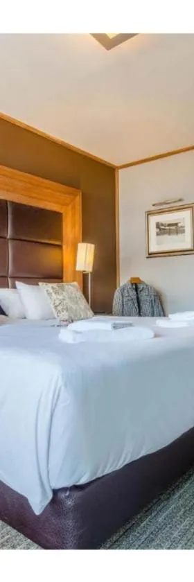 Chambre Hôtel Ibiza Spa - Hammam - Jacuzzis - Piscine Chauffée，位于莱德萨阿尔卑斯的酒店