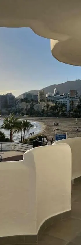 Marina & Beach front Bliss，位于Benalmadena Costa的酒店
