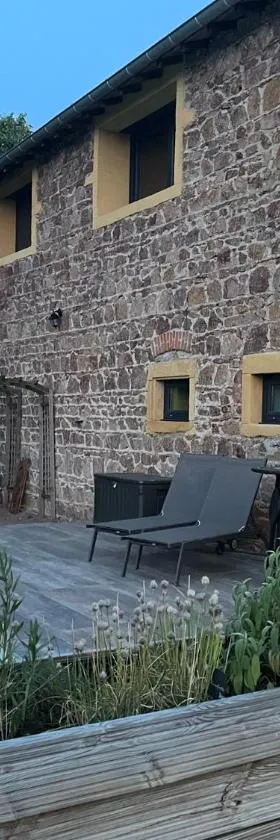 La Grange aux hirondelles - appartement complet et indépendant，位于Commelle-Vernay的酒店
