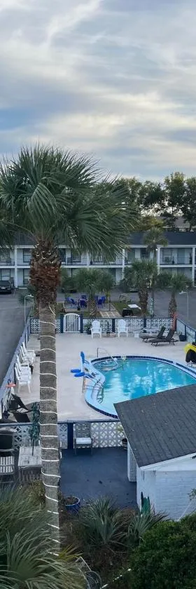 Gulf Coast Inn，位于微风湾的酒店