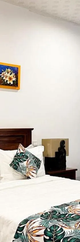 Crown Royale Hotel & Lounge，位于维拉港的酒店
