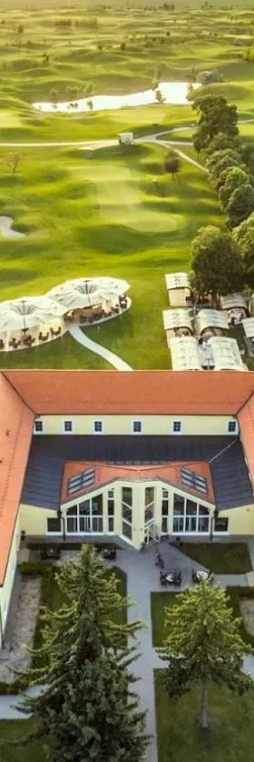 Klaudia's Hotel & Restaurant at Golf Resort, Bač Šamorín，位于Báč的酒店