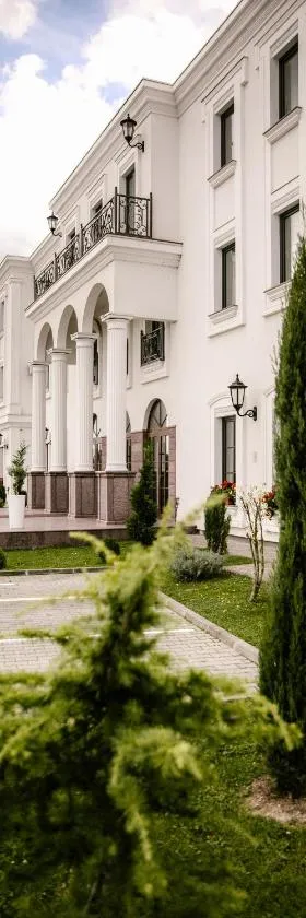 Apartments & rooms Beli Dvor，位于查查克的酒店
